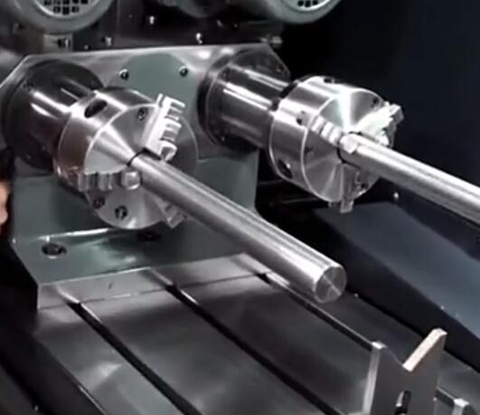  軸類深孔鉆床，這樣的數(shù)控機床國內(nèi)很少見，看看不一樣的加工過程